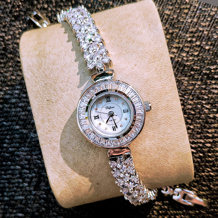 Legere Damenarmbanduhr mit Vollbesatz