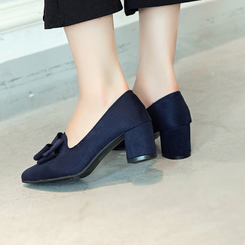 Spitze, klobige High Heels mit mittlerem Absatz
