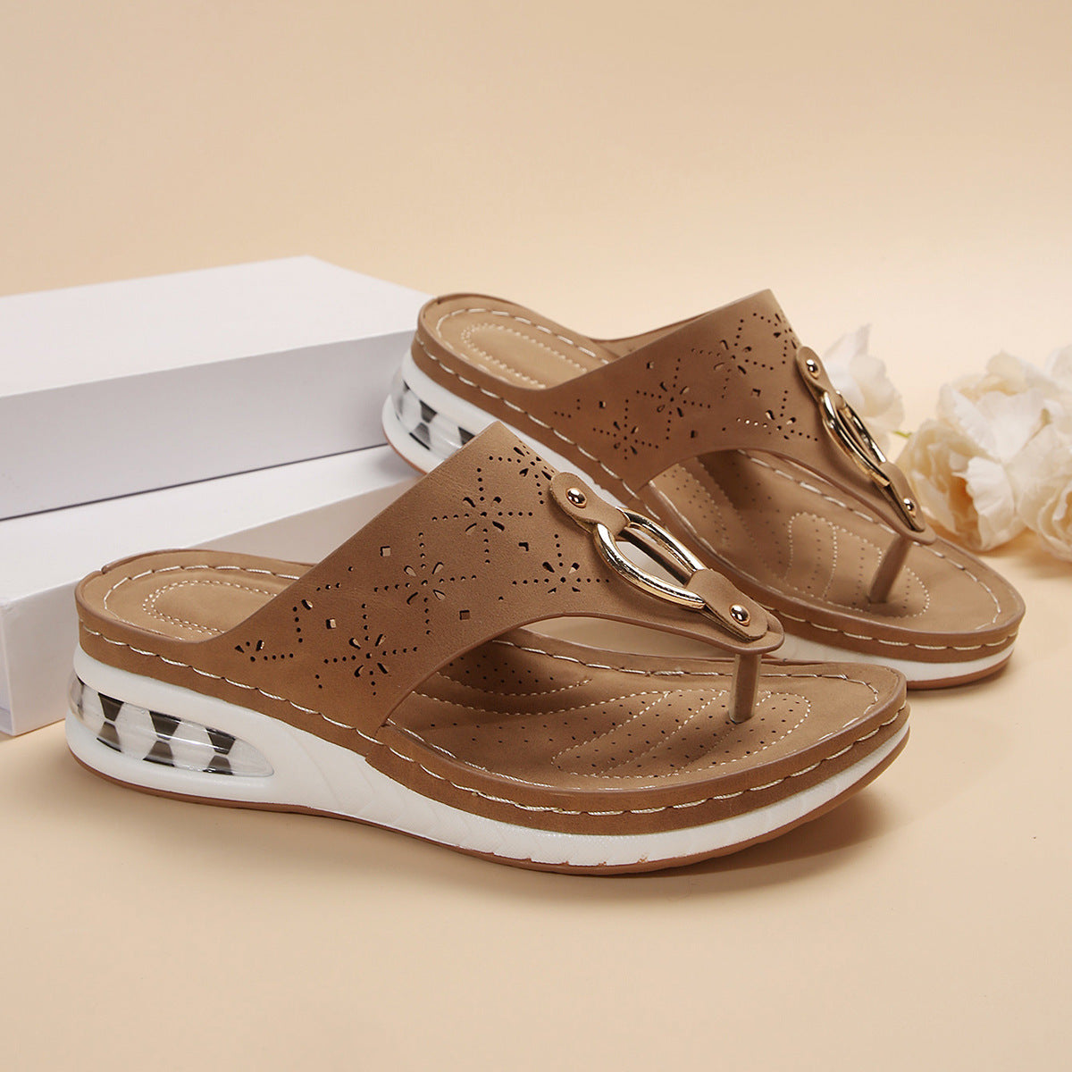 Neue Air Cushion Thong Sandalen Sommer Flip-Flops Hohle Metallschnalle Keilschuhe für Frauen Dicke Sohle Strandschuhe