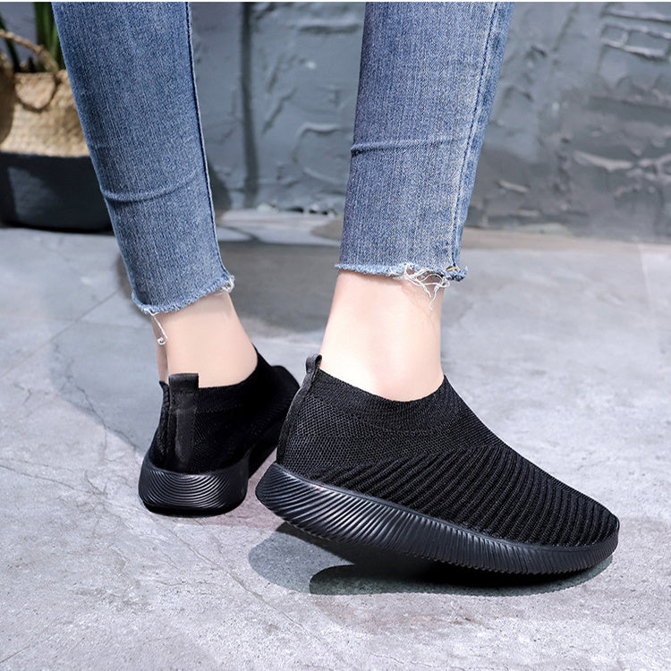 Atmungsaktive flache Schuhe aus Stretch-Mesh mit weicher Sohle und Fliegenstrick-Schlupfschuhen