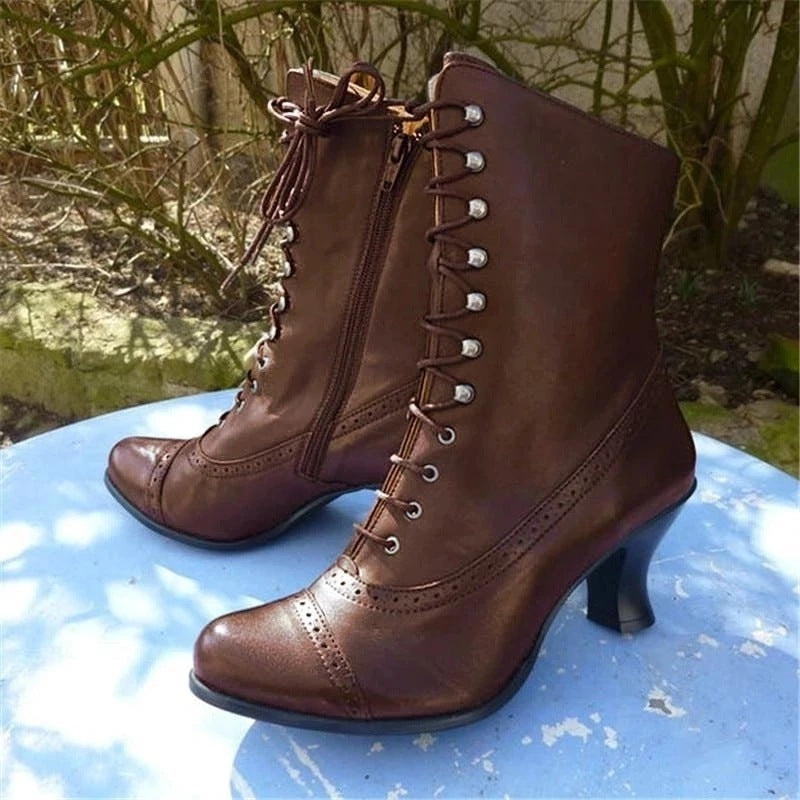Retro Nietenstiefel für Damen mit spitzer Kappe