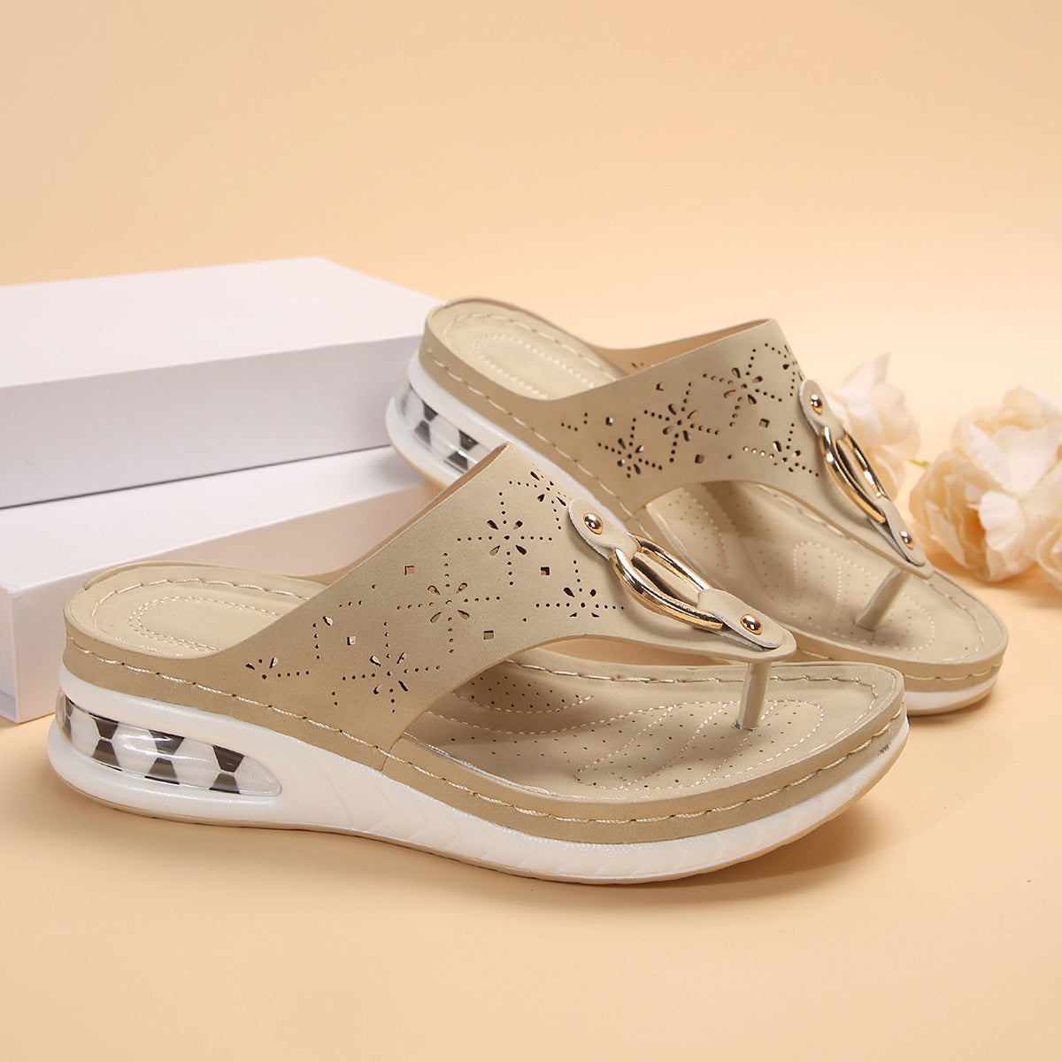 Neue Air Cushion Thong Sandalen Sommer Flip-Flops Hohle Metallschnalle Keilschuhe für Frauen Dicke Sohle Strandschuhe