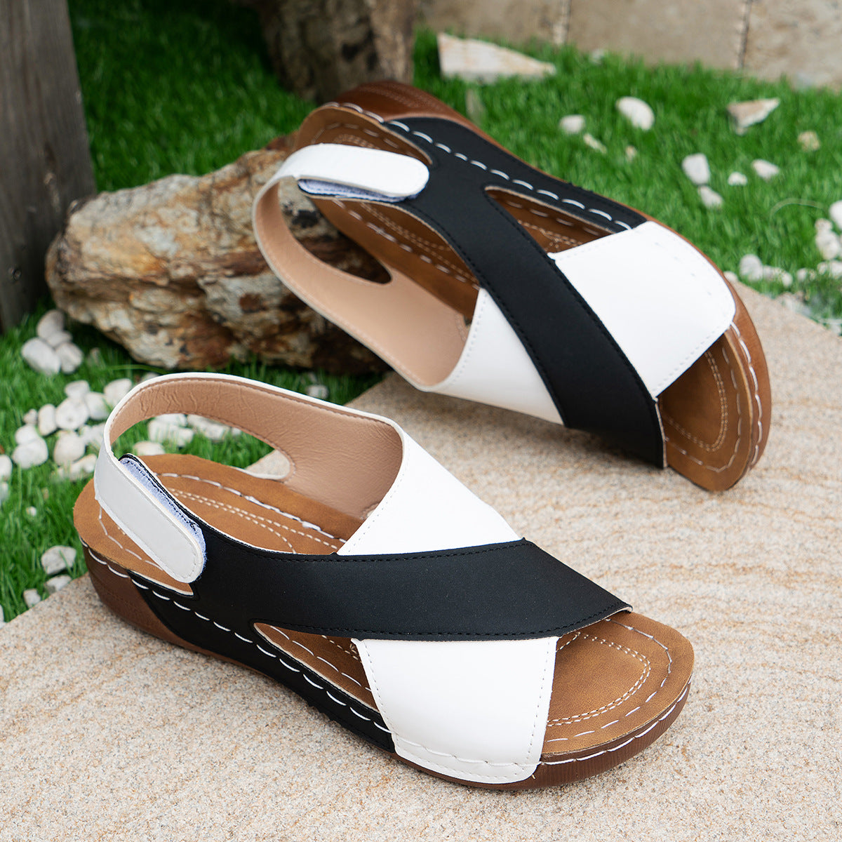 Sommer-Keilsandalen mit Colorblock-Kreuzriemen-Design, lässige Römerschuhe mit dicker Sohle für Damen