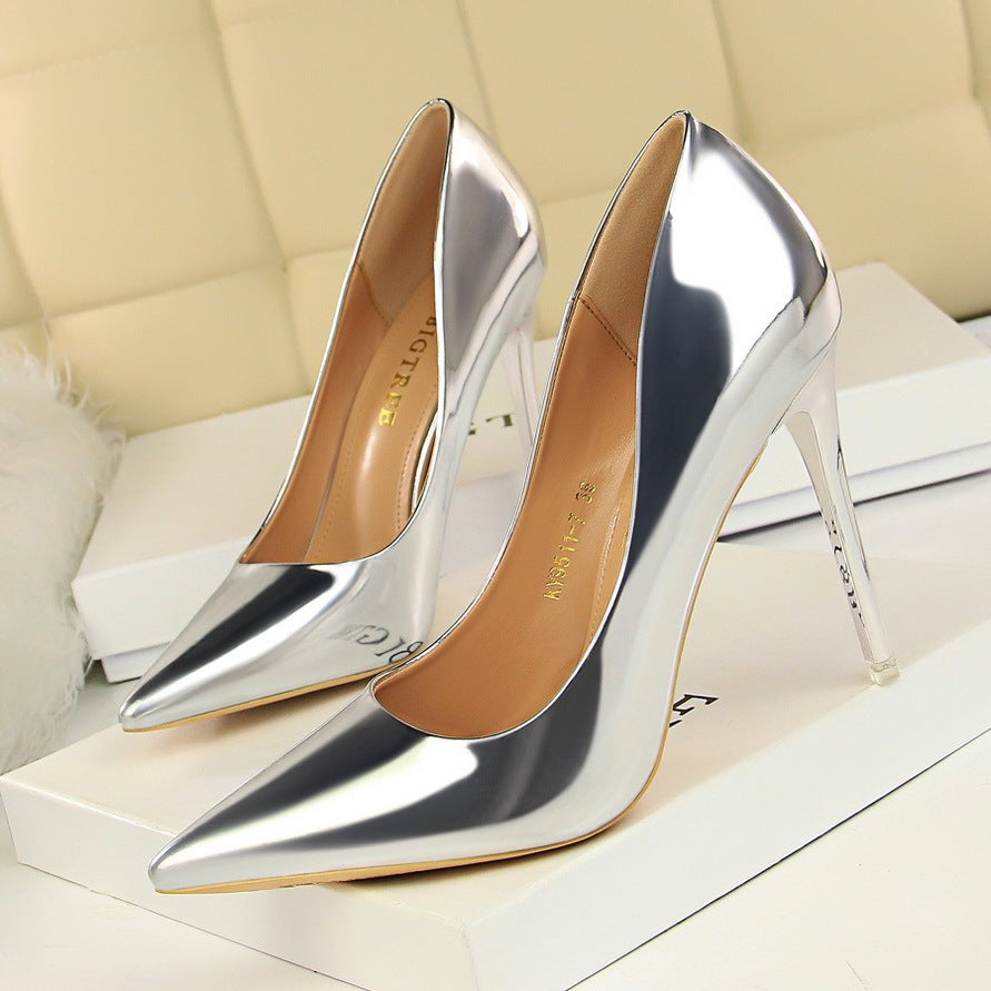 Flache, spitze Nachtclubschuhe