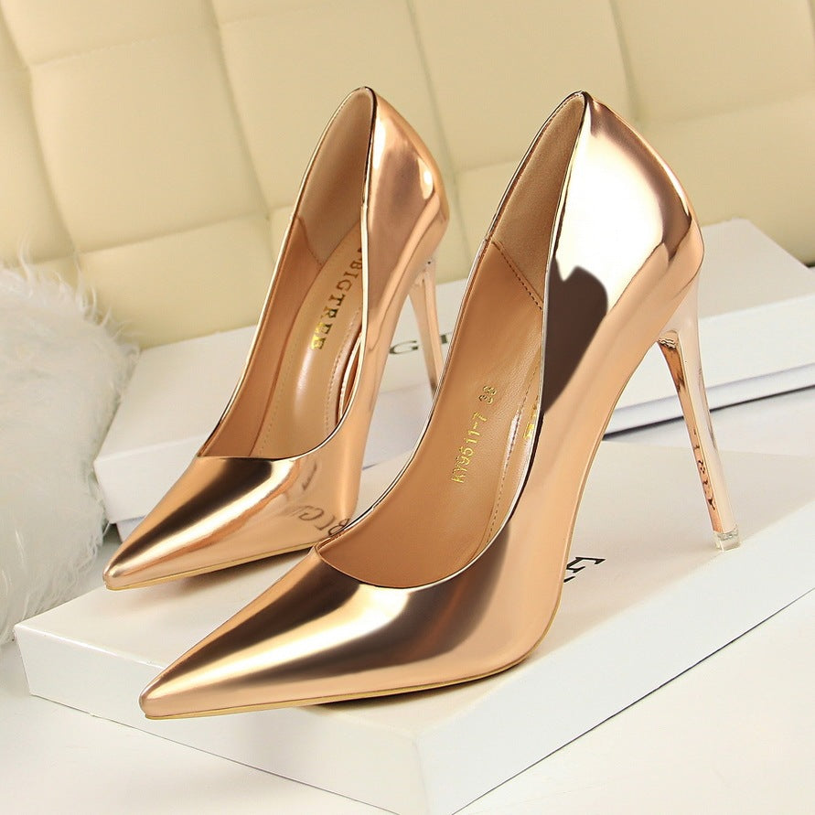 Flache, spitze Nachtclubschuhe