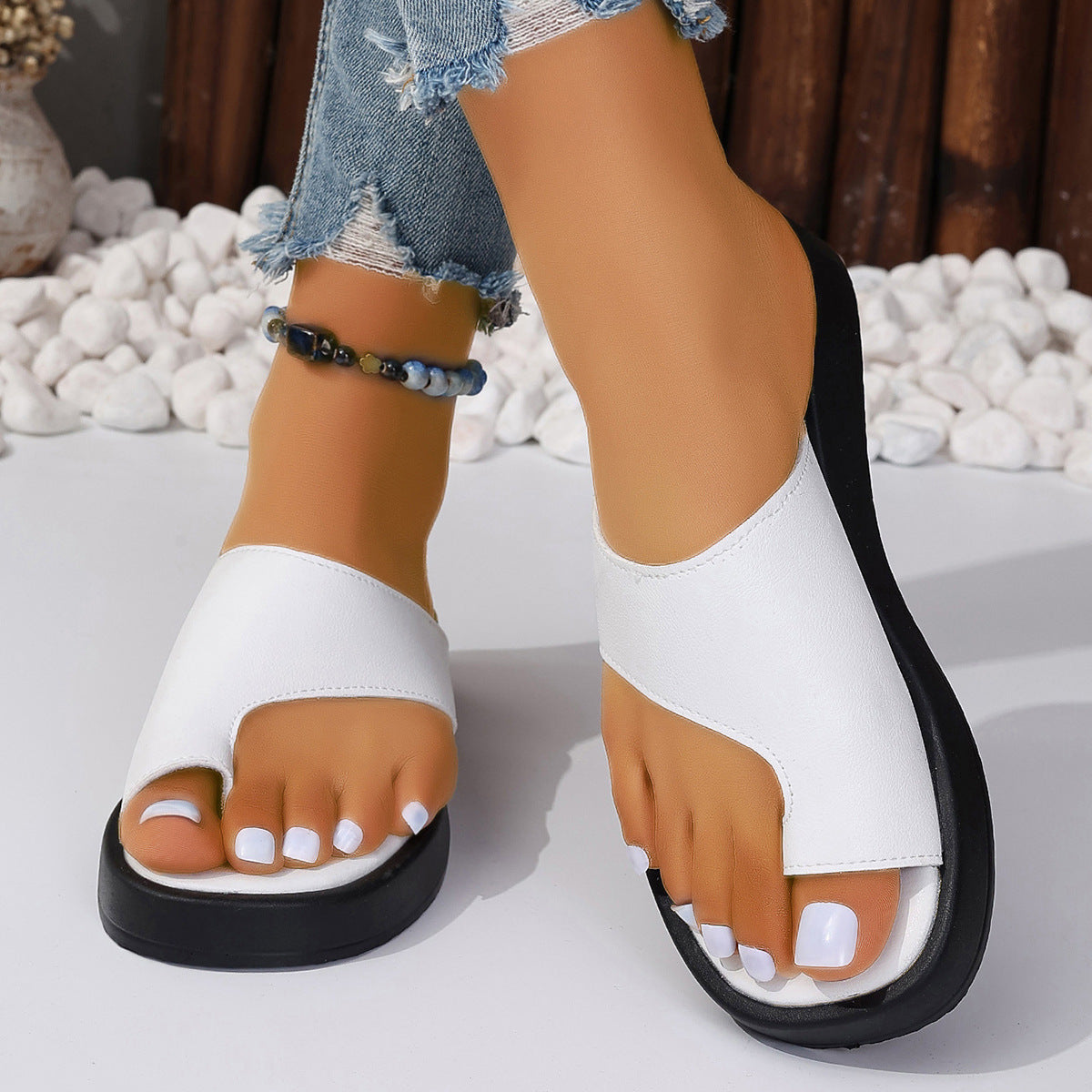 Flache Hausschuhe mit dicker Sohle und Clip-Zehen-Sommer-Outdoor-Sommer-Casual-Farb-Slides-Schuhe für Damen