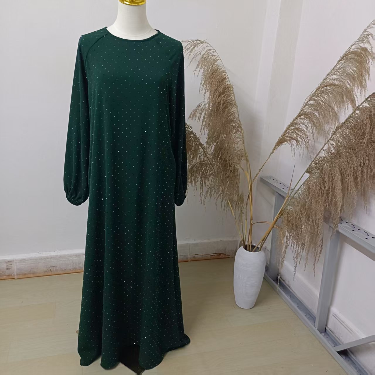 Muslimisches Strass-Dubai-Kleid mit Rundhalsausschnitt und Gürtel