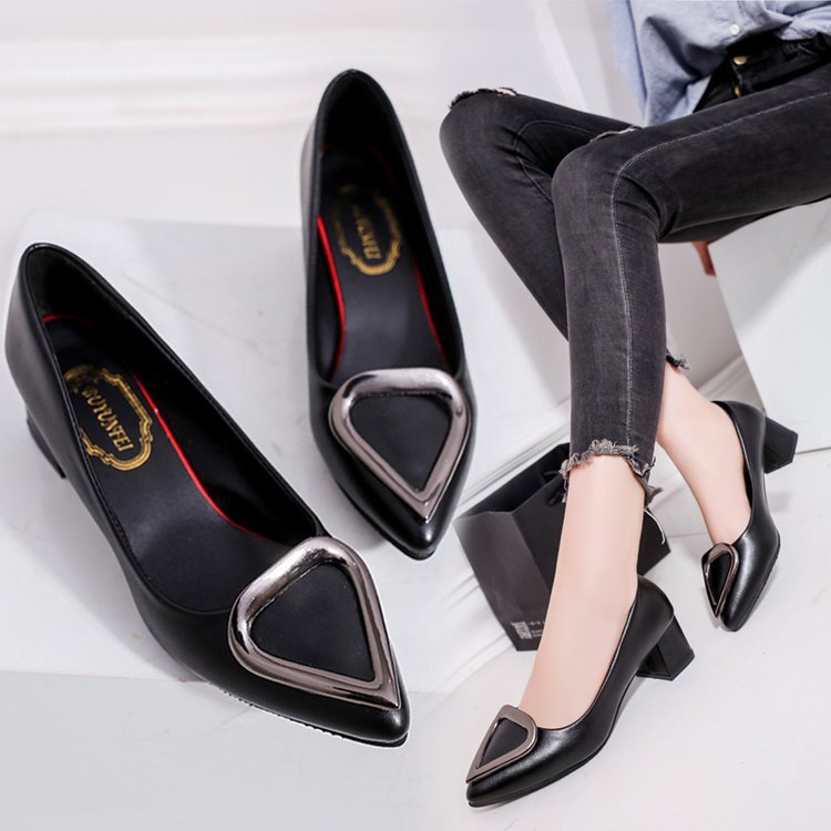 Lässige High Heels mit dreieckiger Schnalle