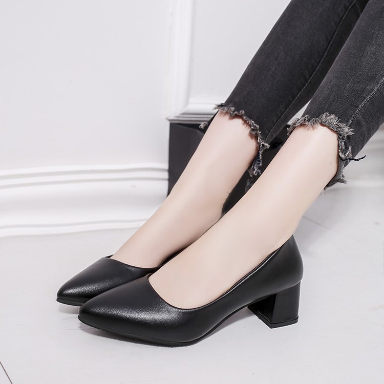 Lässige High Heels mit dreieckiger Schnalle