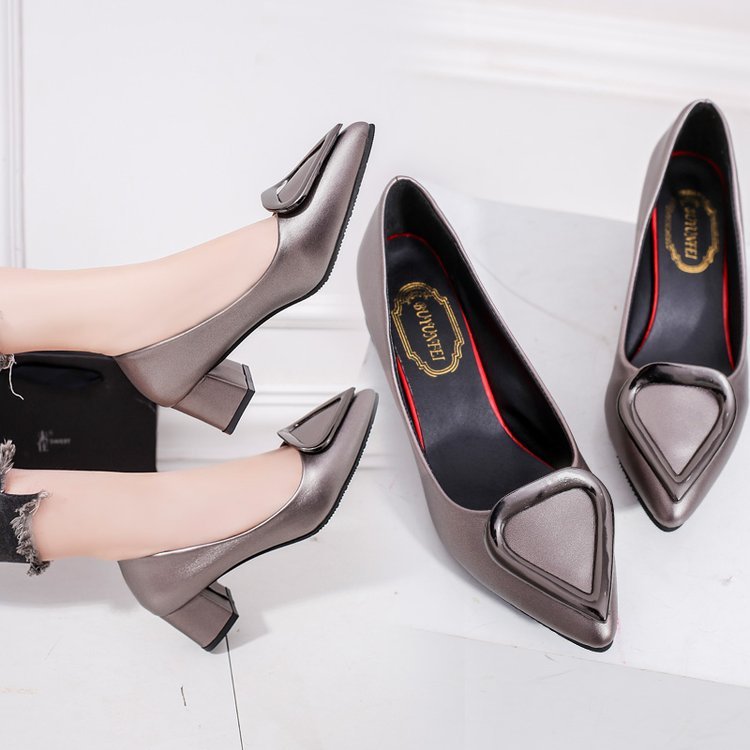 Lässige High Heels mit dreieckiger Schnalle