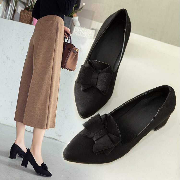Spitze, klobige High Heels mit mittlerem Absatz