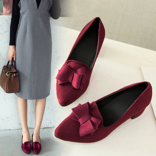 Spitze, klobige High Heels mit mittlerem Absatz