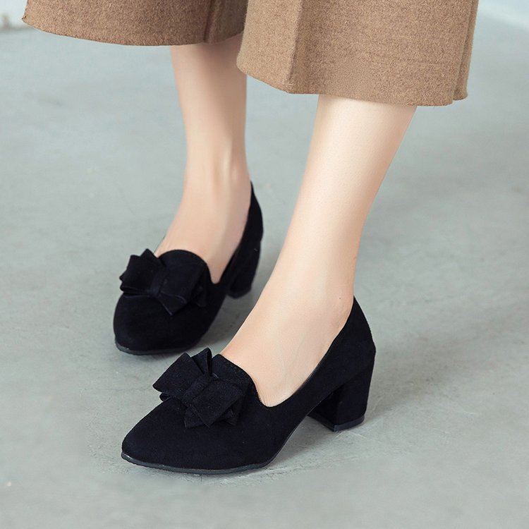 Spitze, klobige High Heels mit mittlerem Absatz