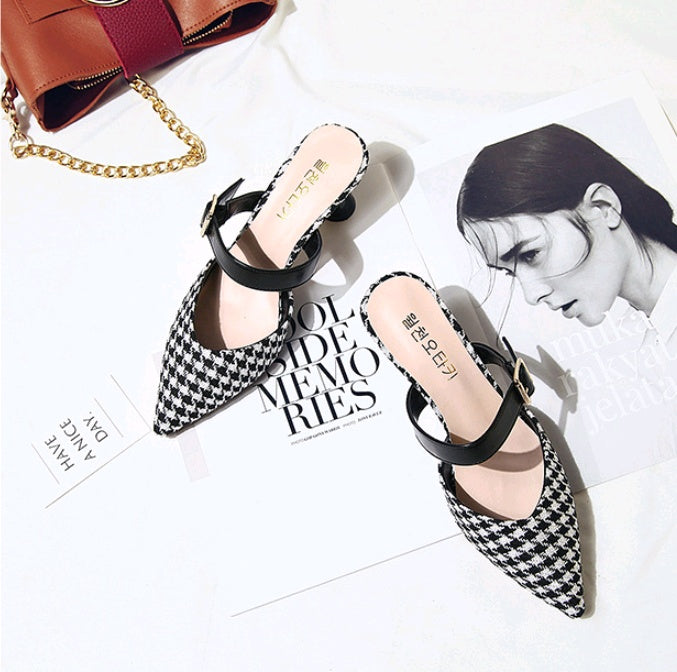 Frühling und Sommer neue koreanische Version der karierten Baotou Halbschuhe weibliche spitze Sandalen und Hausschuhe mit hohen Absätzen dick mit wilden Damenschuhen