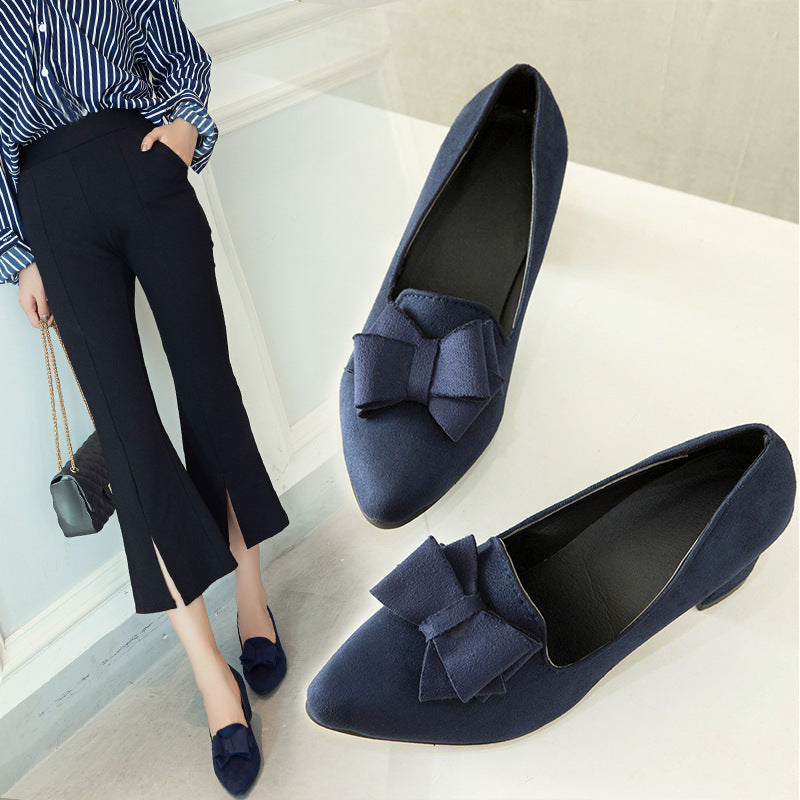 Spitze, klobige High Heels mit mittlerem Absatz
