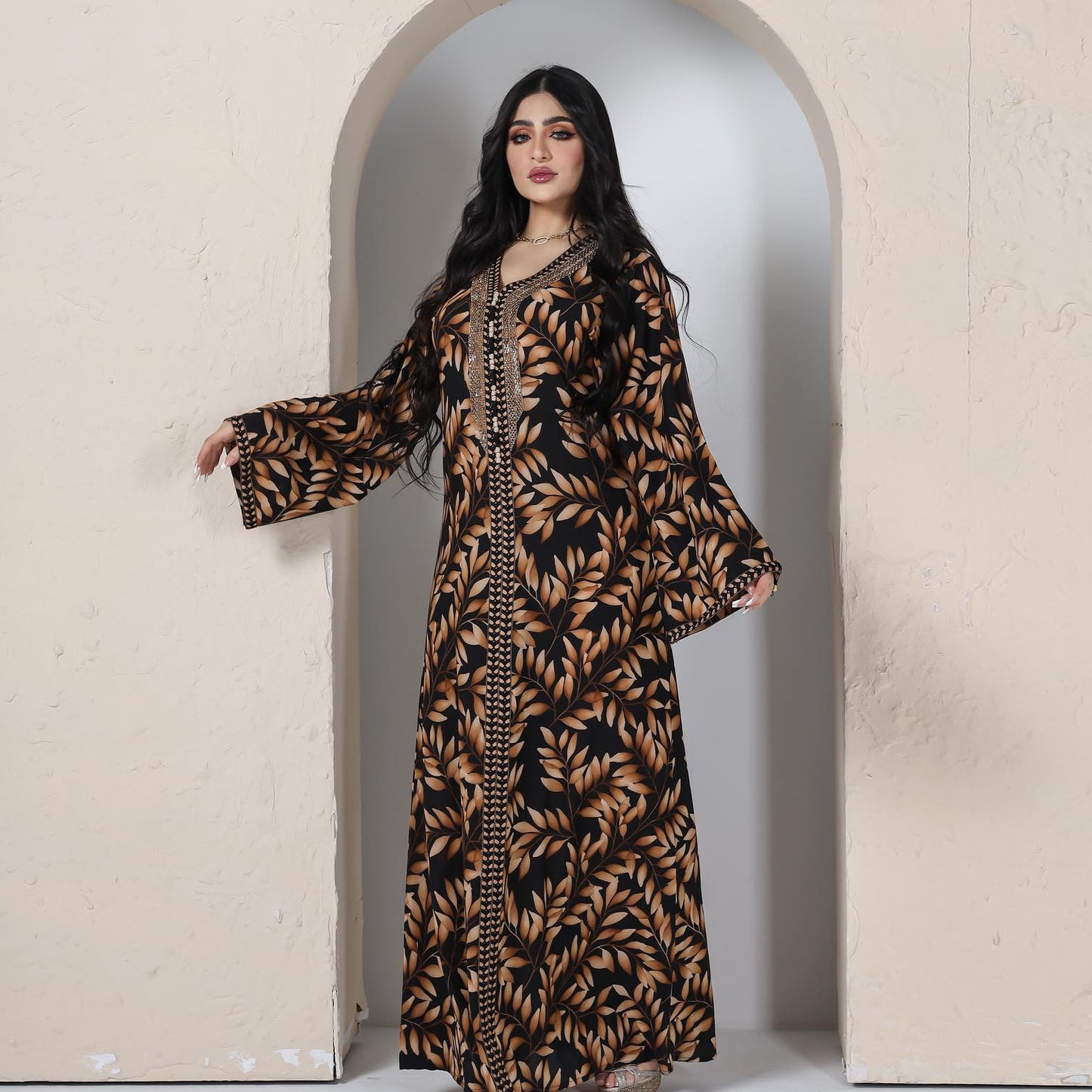 Nahöstliche muslimische Frauenkleidung arabisches Gewandkleid
