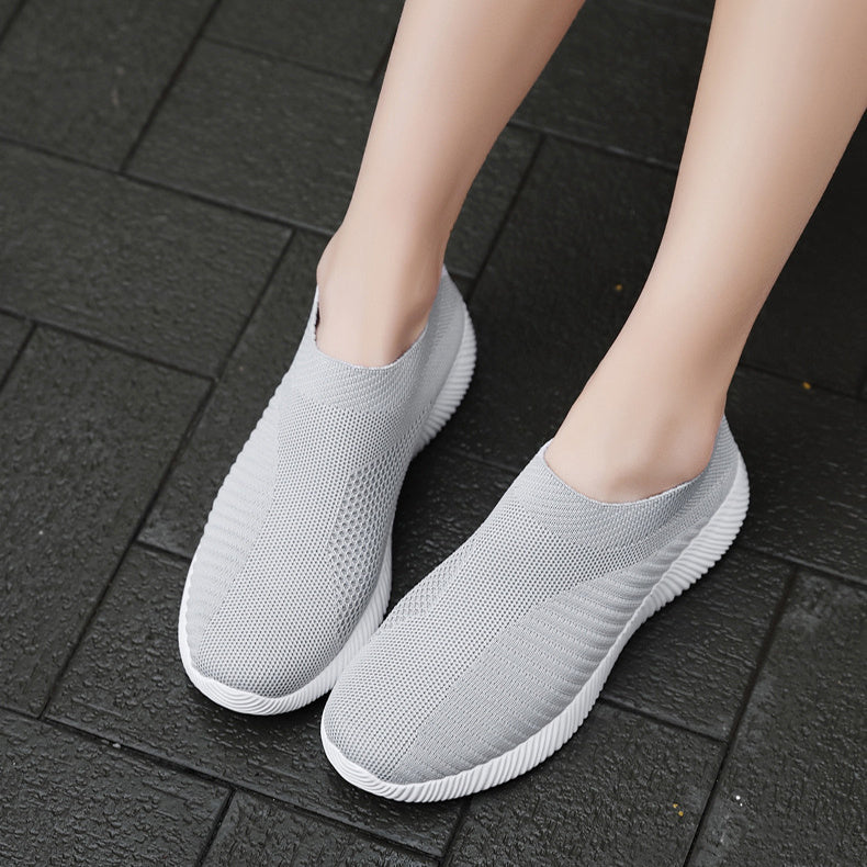 Atmungsaktive flache Schuhe aus Stretch-Mesh mit weicher Sohle und Fliegenstrick-Schlupfschuhen