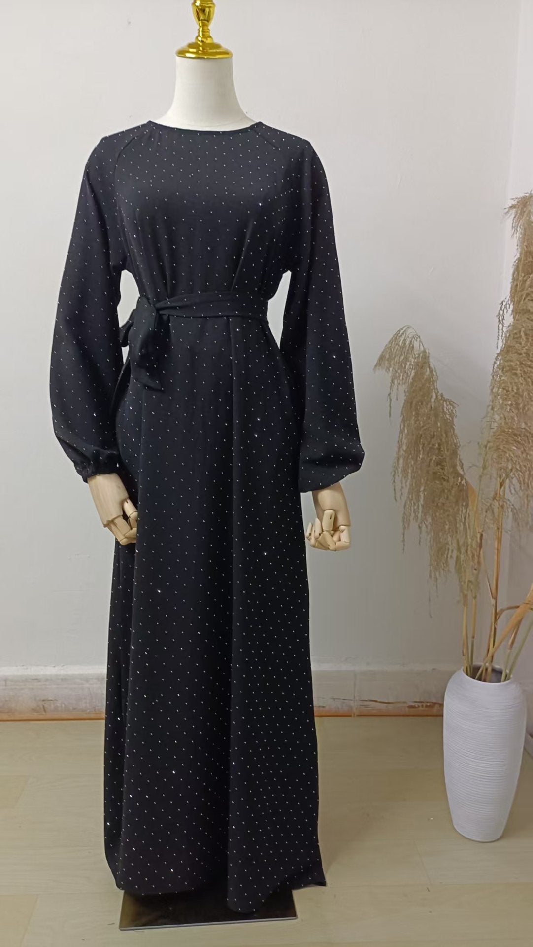 Muslimisches Strass-Dubai-Kleid mit Rundhalsausschnitt und Gürtel