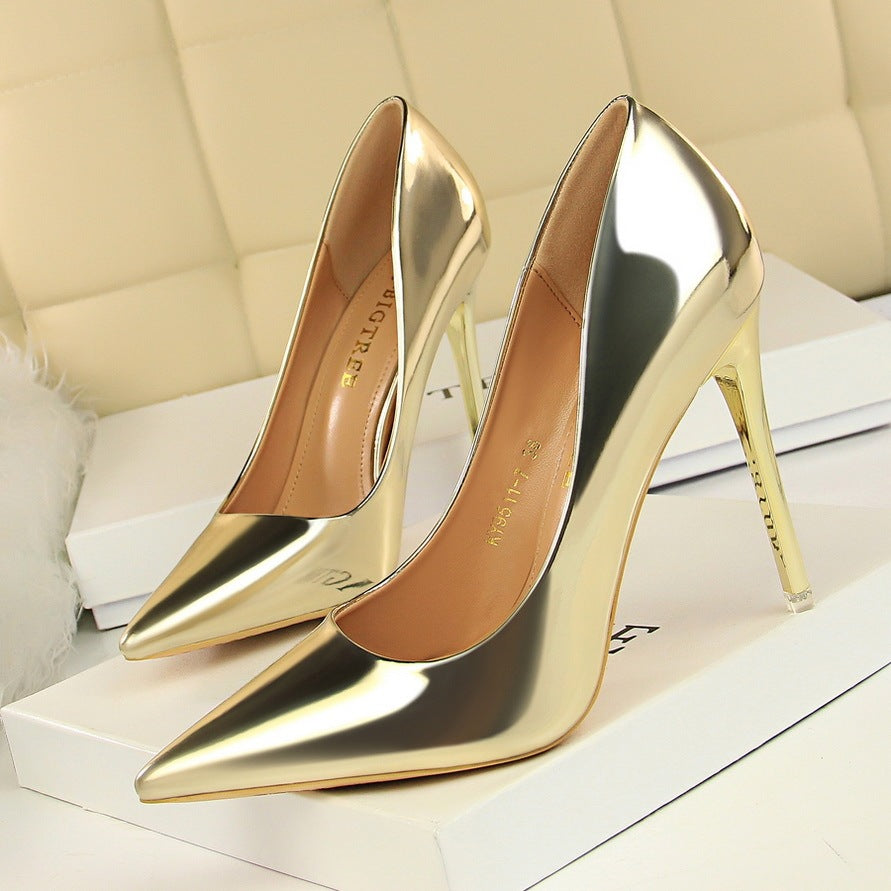 Flache, spitze Nachtclubschuhe