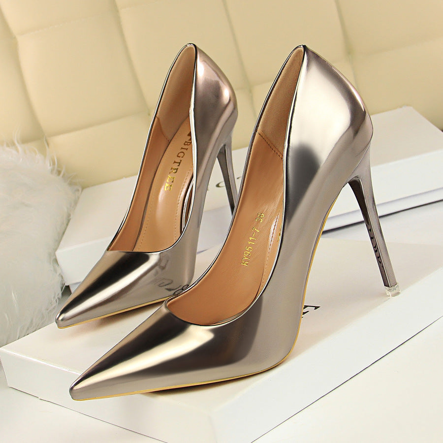 Flache, spitze Nachtclubschuhe