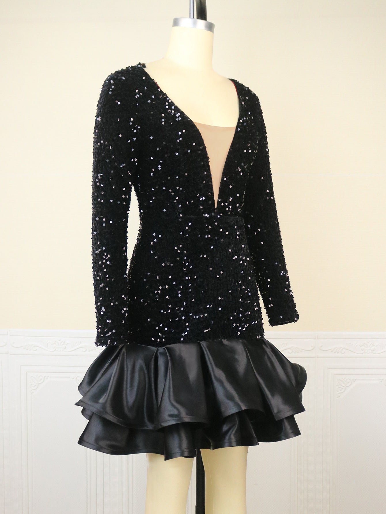 Robe courte transparente à col en V profond avec paillettes pour banquet et soirée
