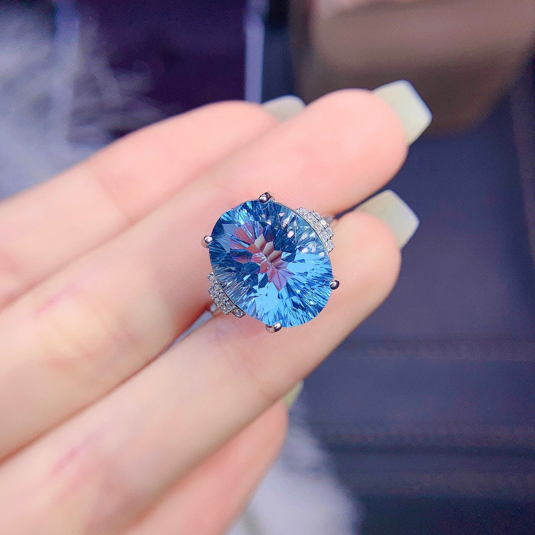 Damenring aus Sterlingsilber mit eingelagertem blauen Topas