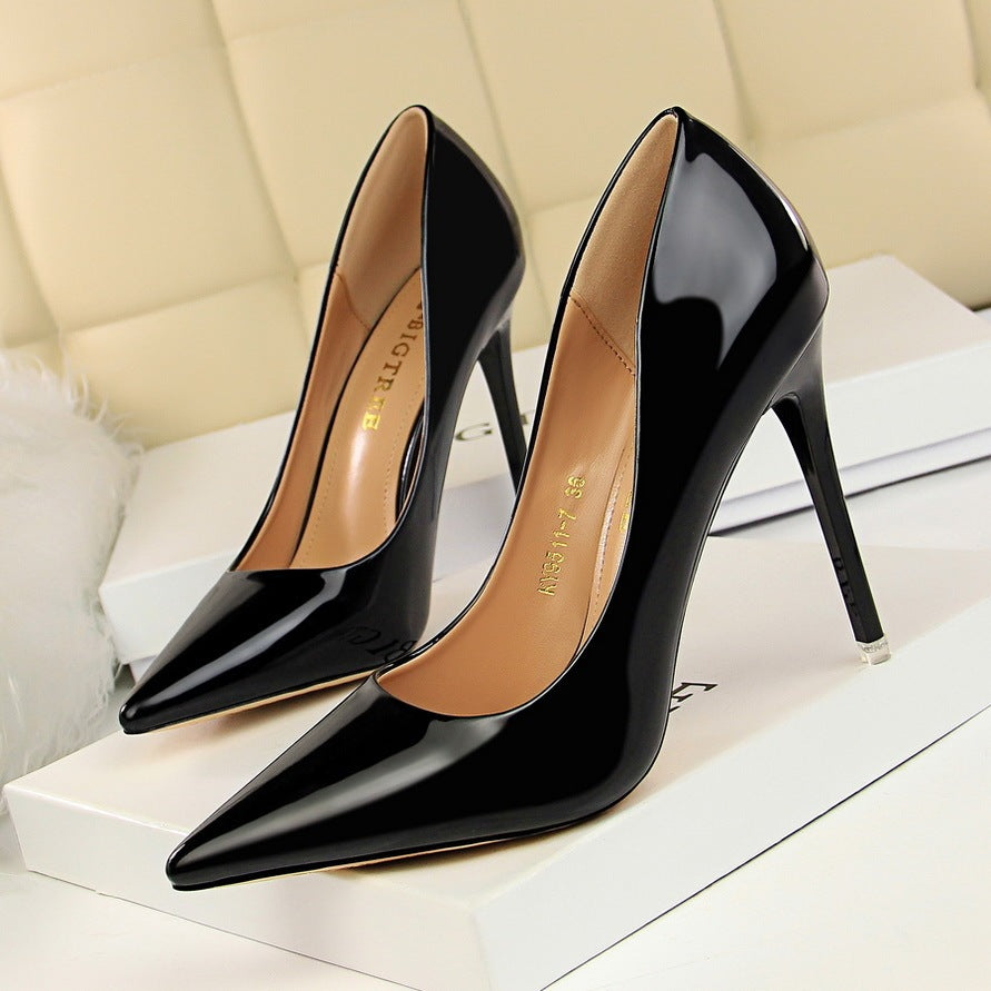 Flache, spitze Nachtclubschuhe