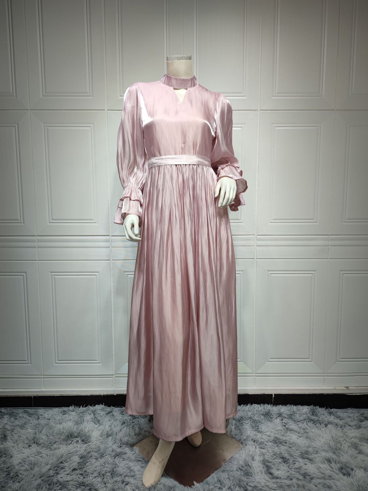 Modisches muslimisches Damenkleid aus glänzender Seidensatin