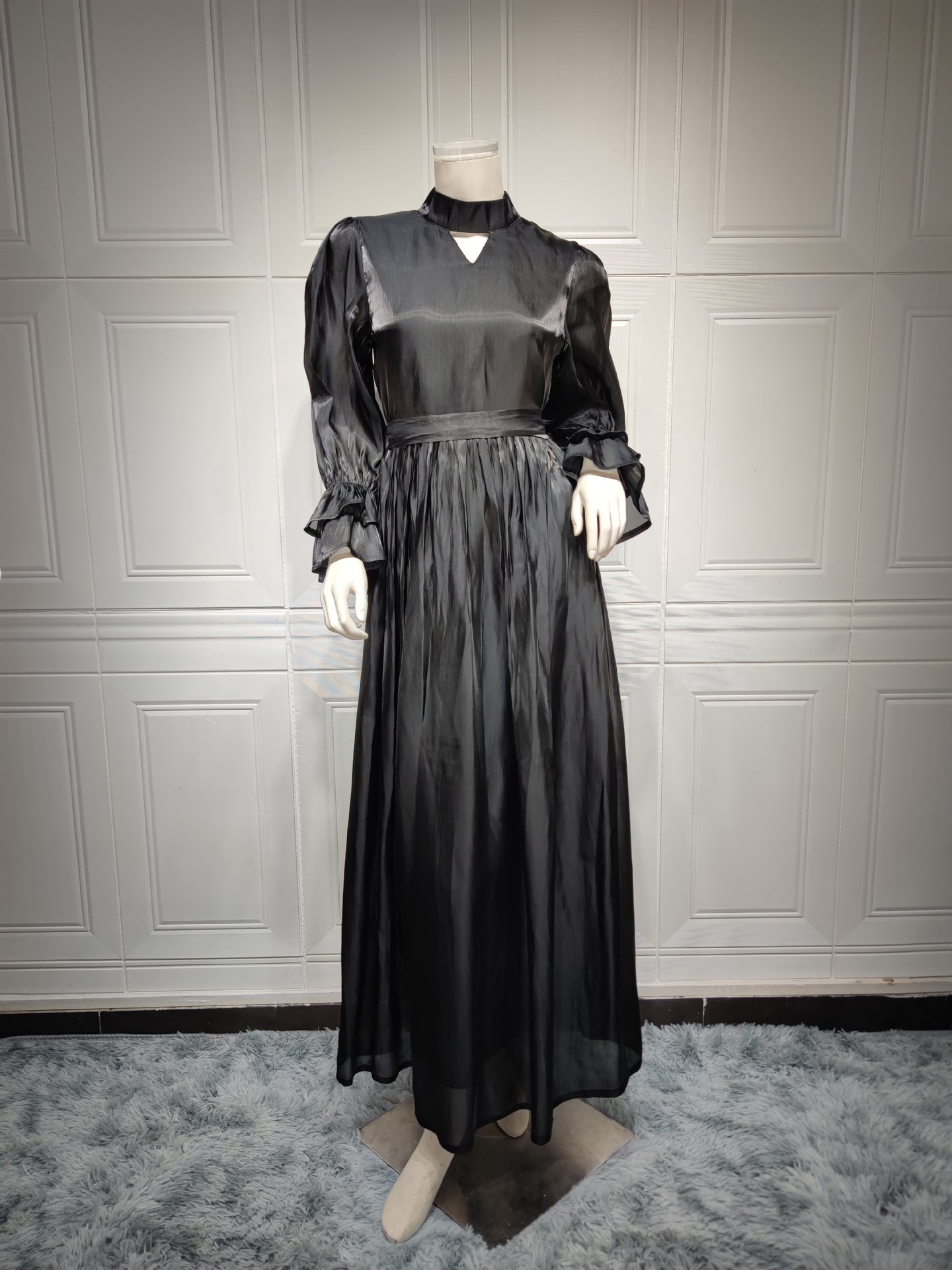 Modisches muslimisches Damenkleid aus glänzender Seidensatin