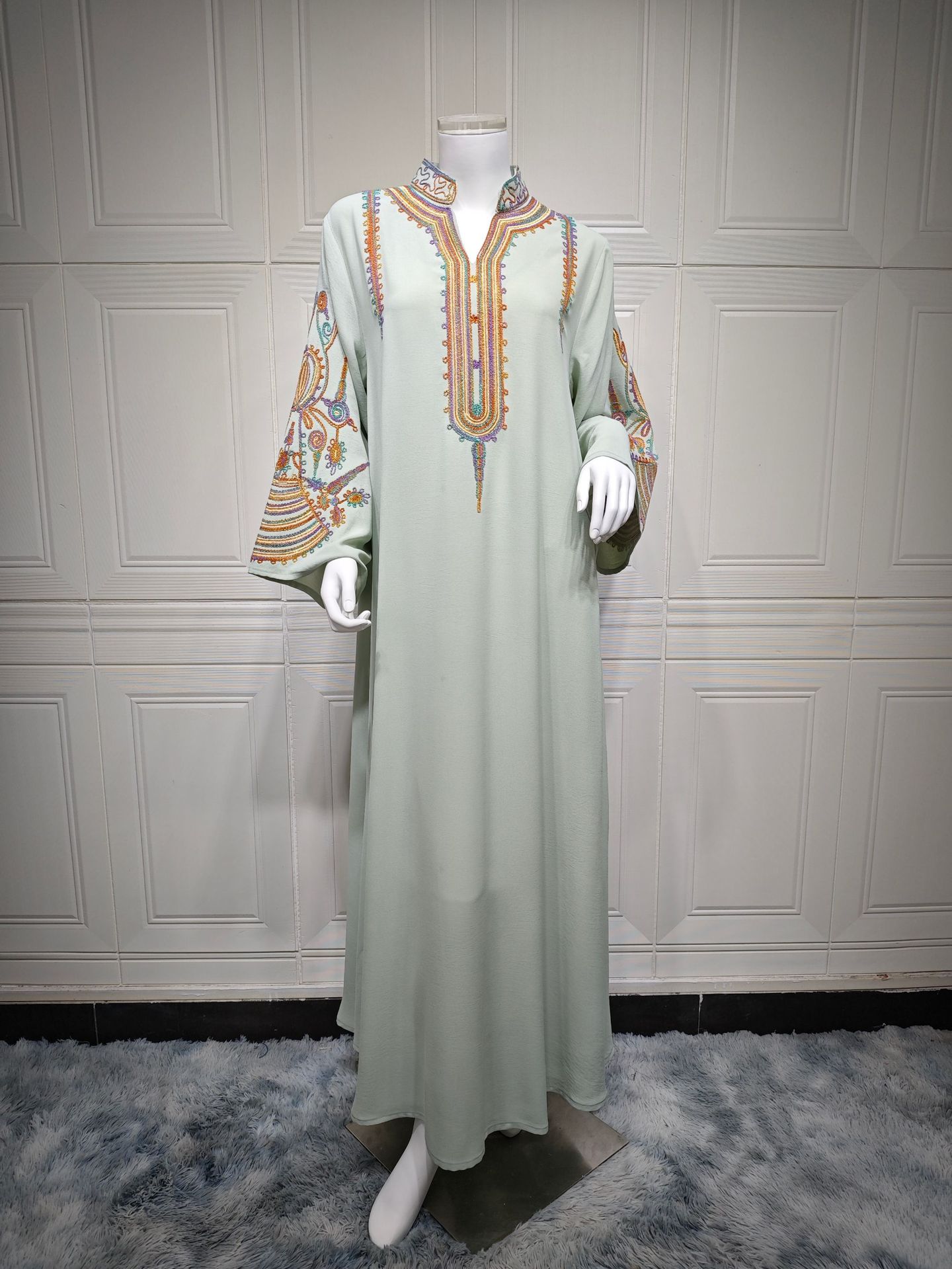Muslimisches Kleid mit Seilstickerei für Damen