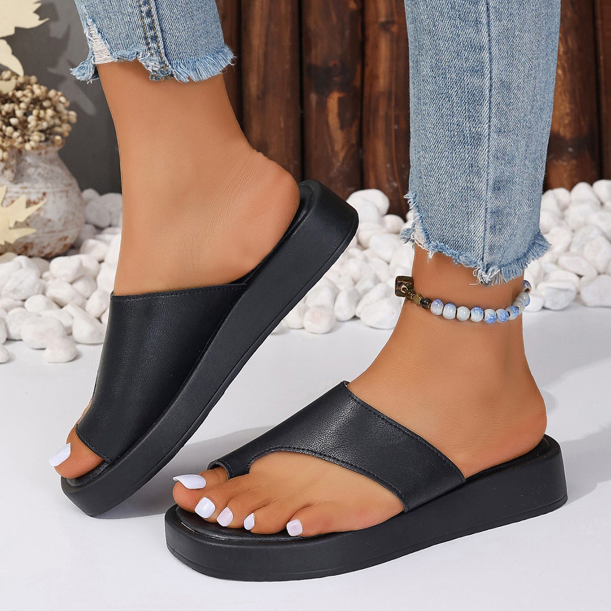 Flache Hausschuhe mit dicker Sohle und Clip-Zehen-Sommer-Outdoor-Sommer-Casual-Farb-Slides-Schuhe für Damen