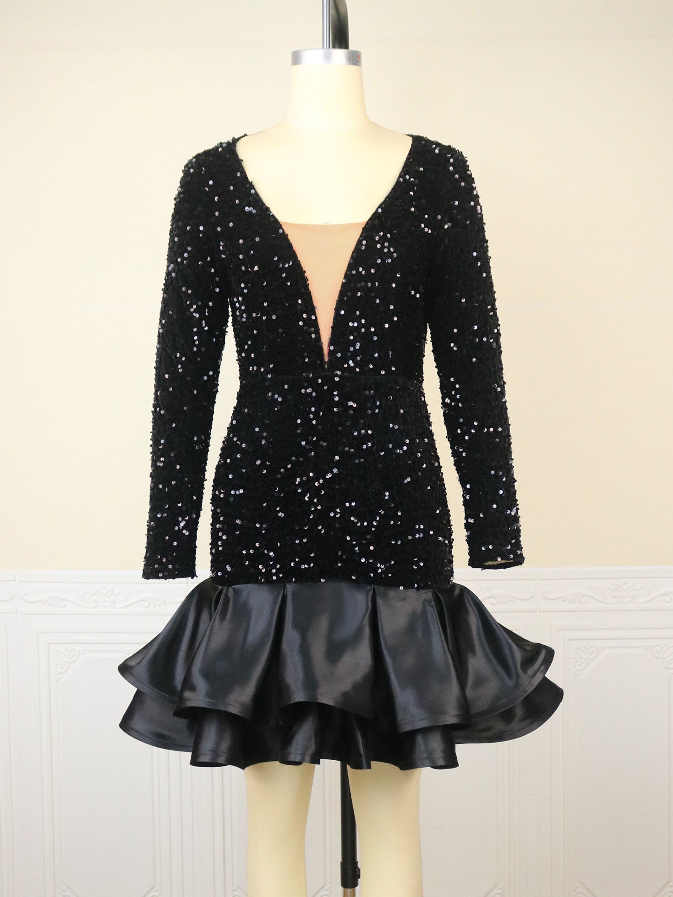 Robe courte transparente à col en V profond avec paillettes pour banquet et soirée