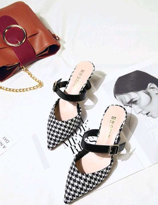 Frühling und Sommer neue koreanische Version der karierten Baotou Halbschuhe weibliche spitze Sandalen und Hausschuhe mit hohen Absätzen dick mit wilden Damenschuhen