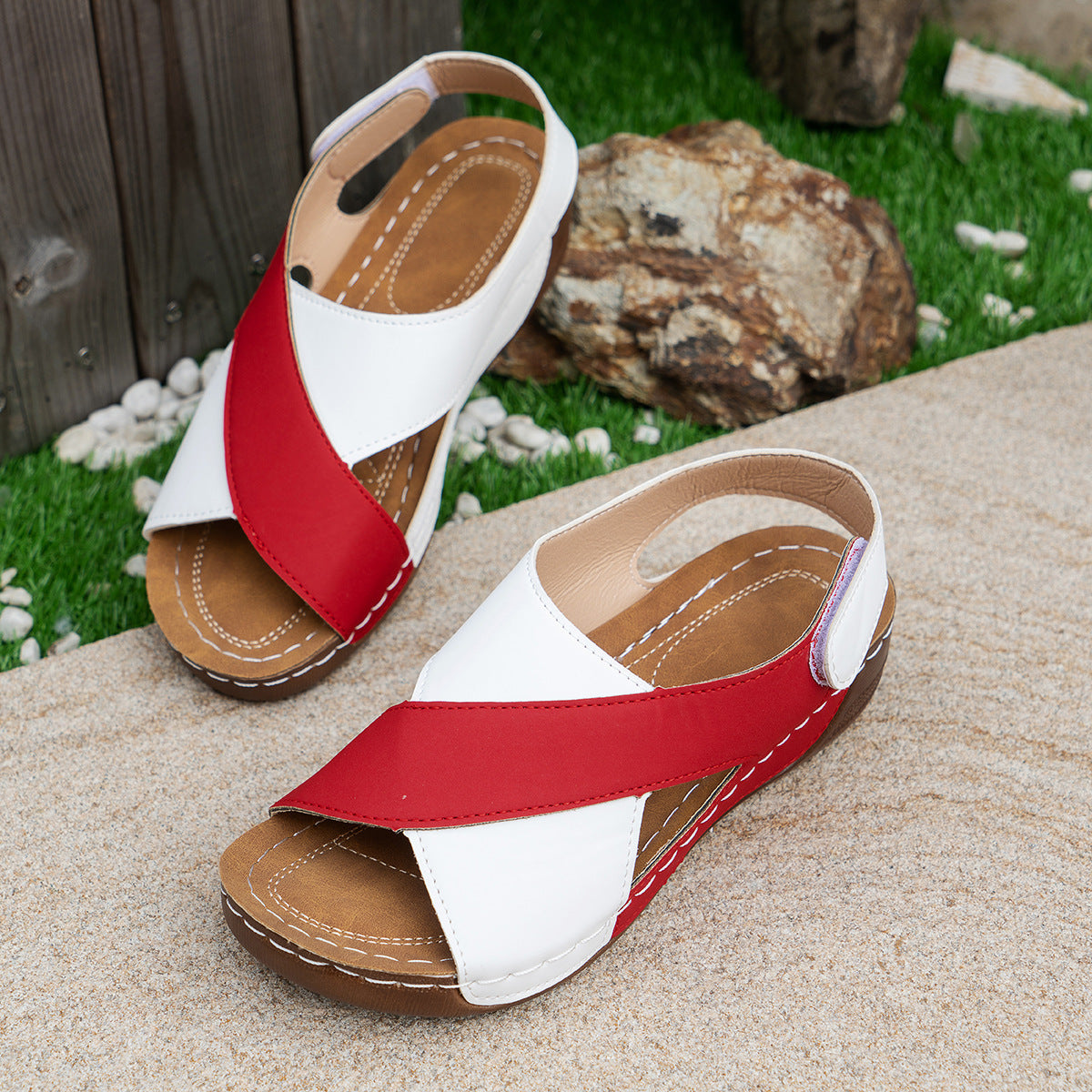 Sommer-Keilsandalen mit Colorblock-Kreuzriemen-Design, lässige Römerschuhe mit dicker Sohle für Damen