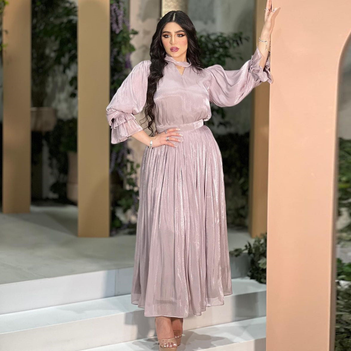 Modisches muslimisches Damenkleid aus glänzender Seidensatin