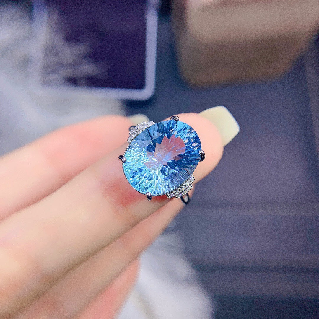Damenring aus Sterlingsilber mit eingelagertem blauen Topas
