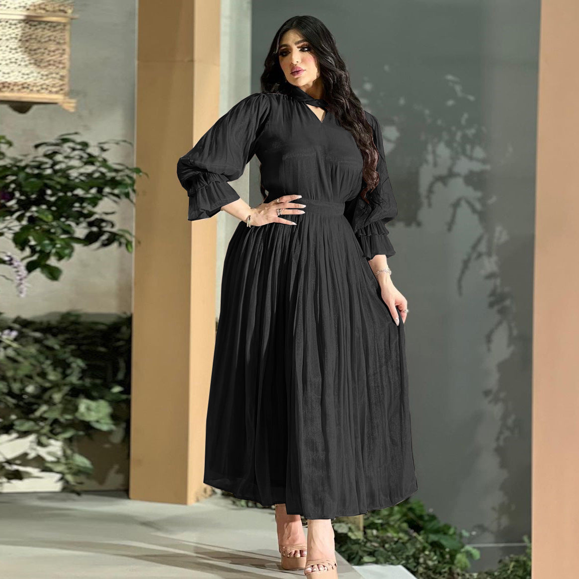 Modisches muslimisches Damenkleid aus glänzender Seidensatin
