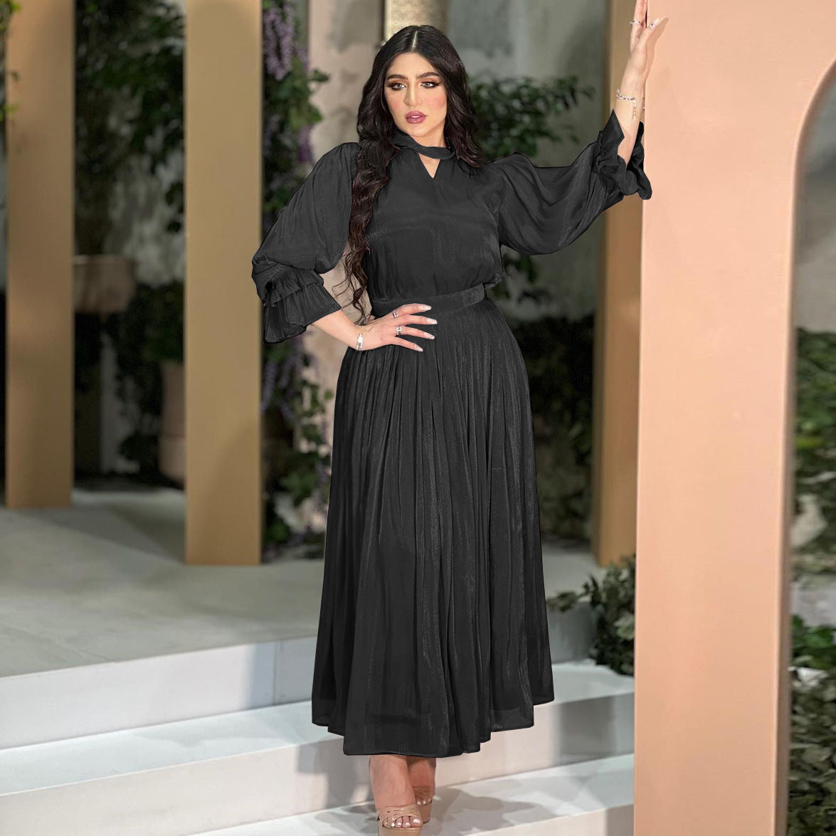 Modisches muslimisches Damenkleid aus glänzender Seidensatin