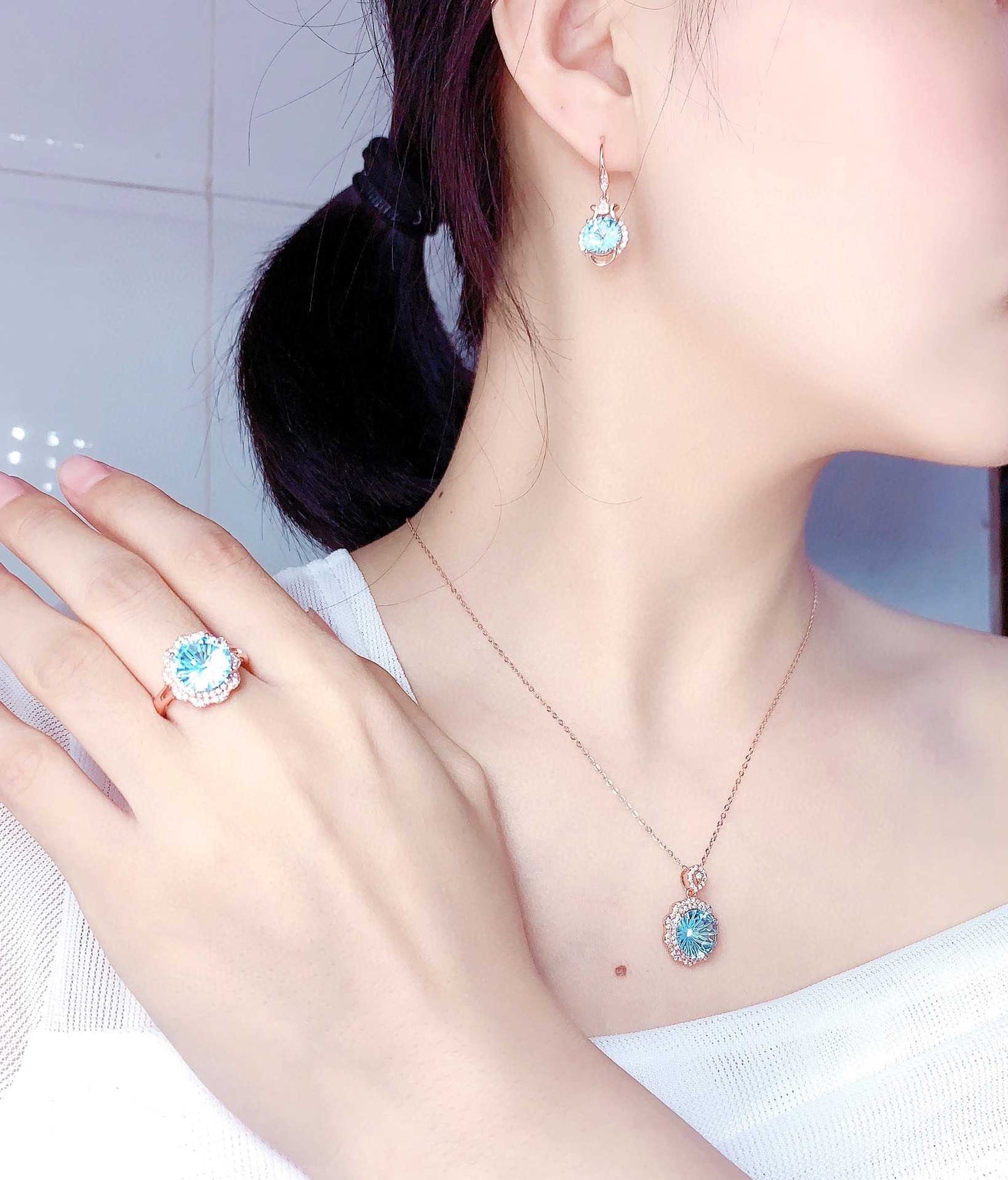 Parure en topaze bleu ciel naturelle taillée en feu d'artifice pour femme (bague, pendentif et boucles d'oreilles)
