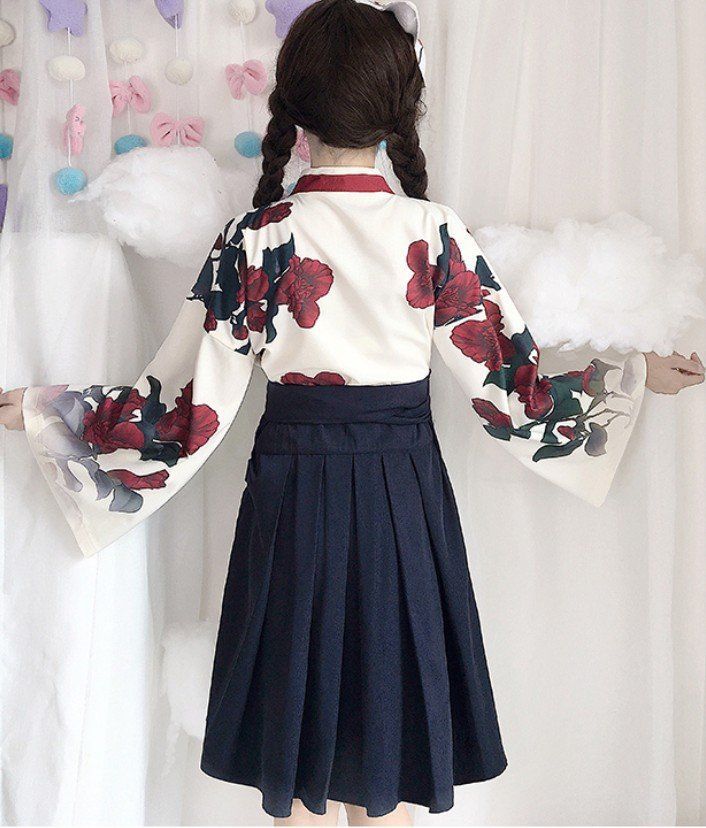 Jeune fille de style chinois avec jupe à col et costume d'étudiante Hanfu