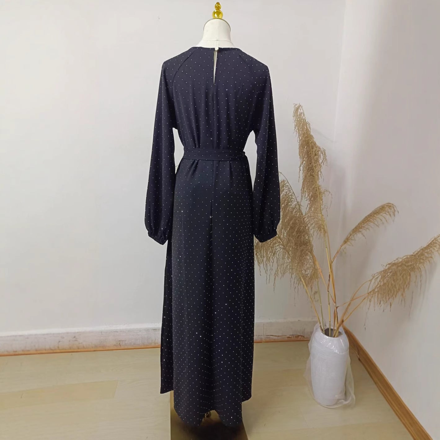Muslimisches Strass-Dubai-Kleid mit Rundhalsausschnitt und Gürtel