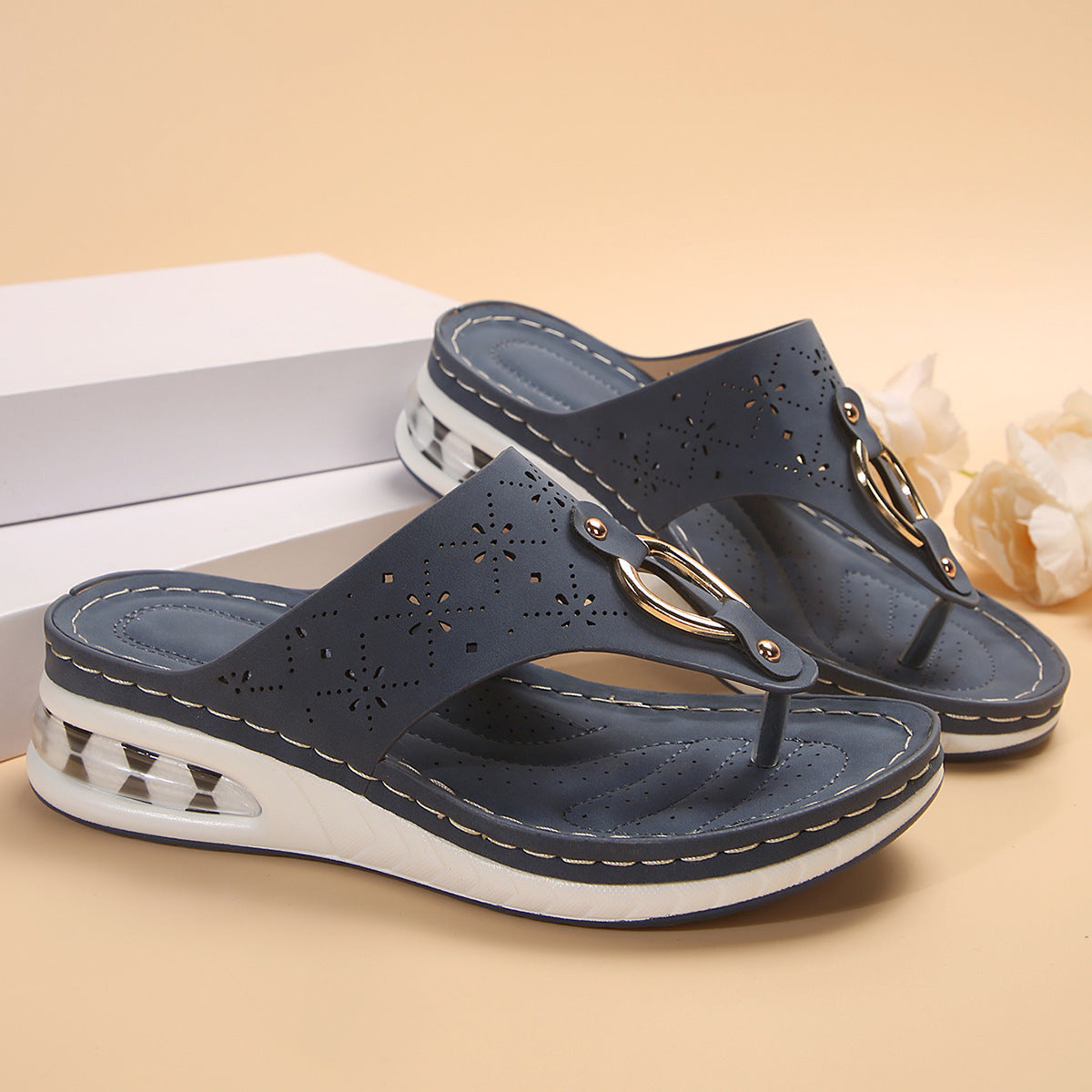 Neue Air Cushion Thong Sandalen Sommer Flip-Flops Hohle Metallschnalle Keilschuhe für Frauen Dicke Sohle Strandschuhe