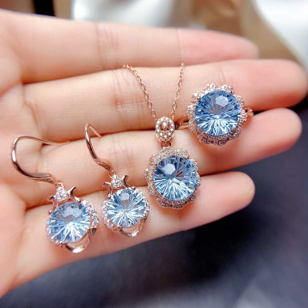 Parure en topaze bleu ciel naturelle taillée en feu d'artifice pour femme (bague, pendentif et boucles d'oreilles)