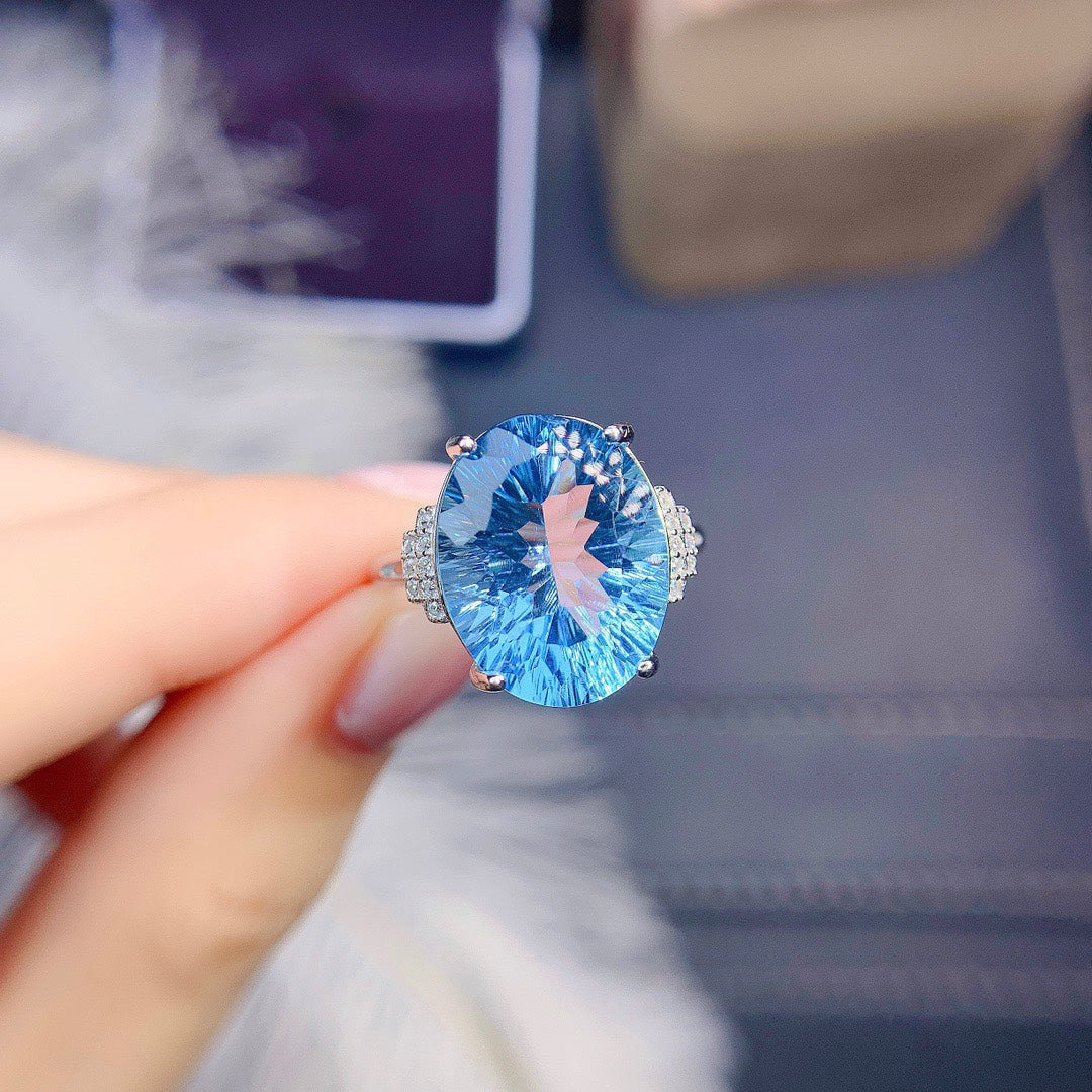 Damenring aus Sterlingsilber mit eingelagertem blauen Topas