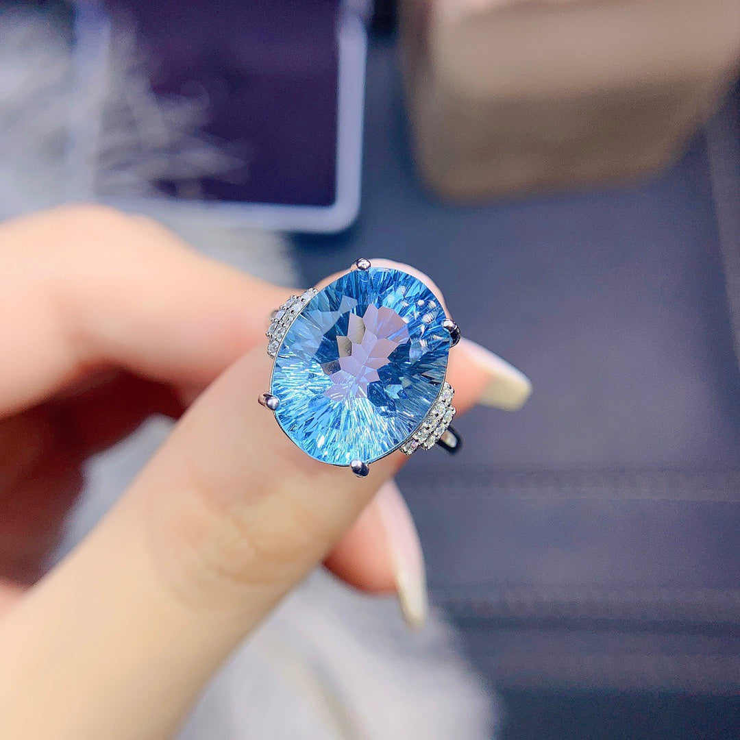 Damenring aus Sterlingsilber mit eingelagertem blauen Topas