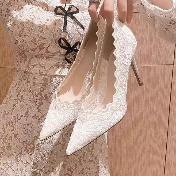 Elegante spitzenbesetzte hochhackige Schuhe für Damen