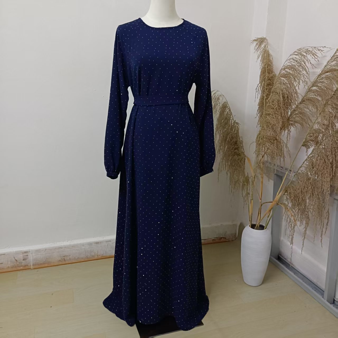 Muslimisches Strass-Dubai-Kleid mit Rundhalsausschnitt und Gürtel