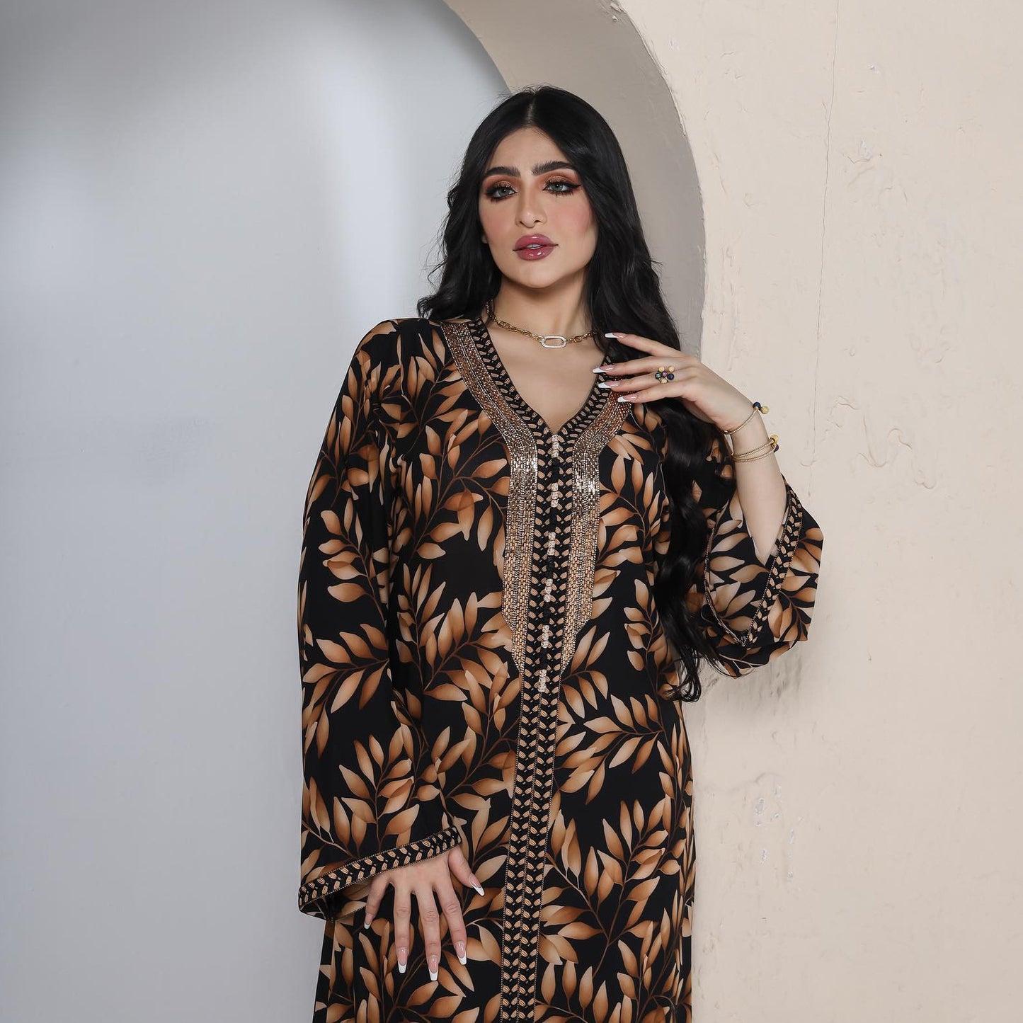 Nahöstliche muslimische Frauenkleidung arabisches Gewandkleid