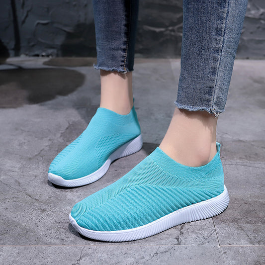 Atmungsaktive flache Schuhe aus Stretch-Mesh mit weicher Sohle und Fliegenstrick-Schlupfschuhen